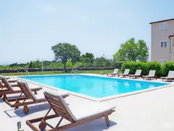 Bild zur gratis inserierten Ferienwohnung Appartement in Rakalj mit gemeinsamem Pool, Terrasse und Grill.