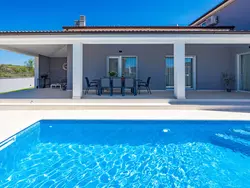 Bild zur gratis inserierten Ferienwohnung Villa Tea mit beheiztem Salzwasserpool.