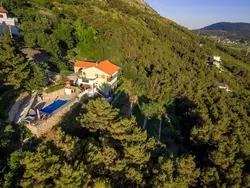 Bild zur gratis inserierten Ferienwohnung Privatwohnung mit Jacuzzi und Schwimmbad.