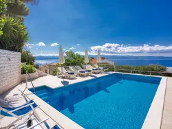 Bild zur gratis inserierten Ferienwohnung Appartement "Zorka" mit Blick auf das Wasser.