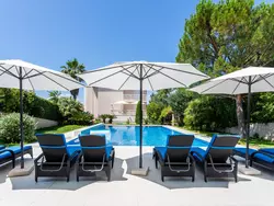 Bild zur gratis inserierten Ferienwohnung Große Ferienwohnung mit Pool, Garten und Terrasse.