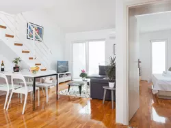 Bild zur gratis inserierten Ferienwohnung Wohnung mit Blick auf das Wasser.