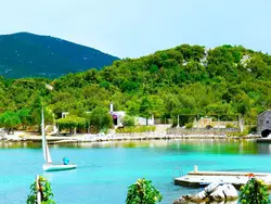 Bild zur gratis inserierten Ferienwohnung Anwesen mit Blick auf das Wasser.