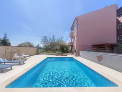 Bild zur gratis inserierten Ferienwohnung Wohnung in Fažana mit gemeinsamem Pool und Garten.