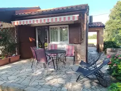 Bild zur gratis inserierten Ferienwohnung Anwesen "Nina" auf einem eingezäunten Grundstück.