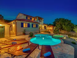 Bild zur gratis inserierten Ferienwohnung Ferienvilla mit Blick auf das Wasser.