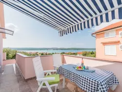 Bild zur gratis inserierten Ferienwohnung Große Wohnung in Klimno mit Möbliertem Balkon.