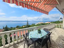 Bild zur gratis inserierten Ferienwohnung Wohnung mit Balkon mit Meerblick.