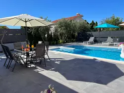 Bild zur gratis inserierten Ferienwohnung Moderne ap. 2 mit Pool und Grill in der Nähe von Split und Trogir.