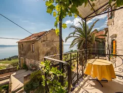 Bild zur gratis inserierten Ferienwohnung Anwesen mit Blick auf das Wasser.