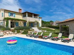 Bild zur gratis inserierten Ferienwohnung Luxuriöse Villa mit Schwimmbad und großem Garten.