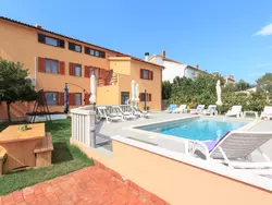 Bild zur gratis inserierten Ferienwohnung Haus in Vinkuran mit Pool und Bergblick.