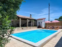 Bild zur gratis inserierten Ferienwohnung Haus Daniela mit überdachter Terrasse und Pool.