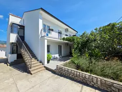 Bild zur gratis inserierten Ferienwohnung Wohnung im Erdgeschoss mit Terrasse und Grill.