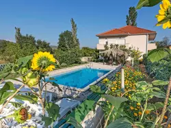 Bild zur gratis inserierten Ferienwohnung Villa "Sonnenblume" mit eigenem Garten und Grill.