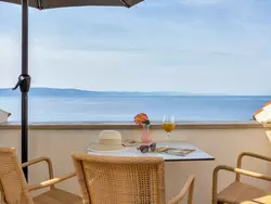 Bild zur gratis inserierten Ferienwohnung Villa Margitta mit Pool, Tennisplatz und Meerblick.