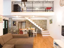 Bild zur gratis inserierten Ferienwohnung Haus mit modernem Interieur und einer alten Taverne.