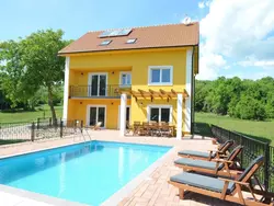 Bild zur gratis inserierten Ferienwohnung Alleinstehendes Ferienhaus mit Swimmingpool.