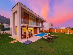 Bild zur gratis inserierten Ferienwohnung Modern eingerichtete Villa Ingrid mit beheiztem Pool.