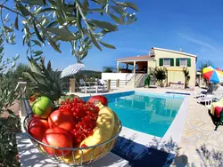 Bild zur gratis inserierten Ferienwohnung Geräumige Ferienvilla mit Pool und Meerblick.