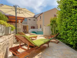 Bild zur gratis inserierten Ferienwohnung Ferienvilla "Laurus" mit Blick auf das Wasser.