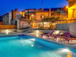 Bild zur gratis inserierten Ferienwohnung mit großem Garten und Pool.