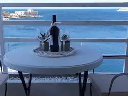 Bild zur gratis inserierten Ferienwohnung Wohnung mit Blick auf das Wasser.