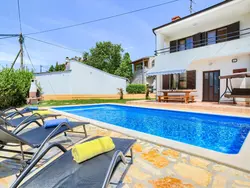 Bild zur gratis inserierten Ferienwohnung Villa mit Garten, Grill und Terrasse.