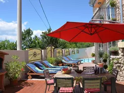 Bild zur gratis inserierten Ferienwohnung Großes Ferienhaus mit eigenem Pool und Terrasse.