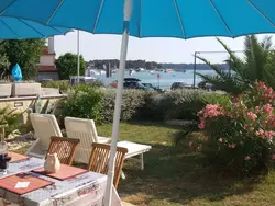 Bild zur gratis inserierten Ferienwohnung Direkt am Meer liegendes Apartment mit Garten.
