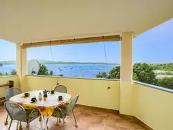 Bild zur gratis inserierten Ferienwohnung Schöne Wohnung in Medulin mit Möbliertem Balkon.