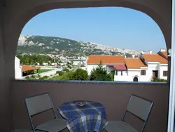 Bild zur gratis inserierten Ferienwohnung in Baška mit Eigenem Balkon und Meerblick.