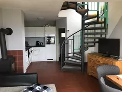 Bild zur gratis inserierten Ferienwohnung Ferienbungalow mit Blick auf das Wasser.