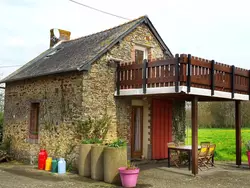 Bild zur gratis inserierten Ferienwohnung Gemütliches Steinhaus mit toller Sonnenterrasse inmitten von Feldern und Wiesen.