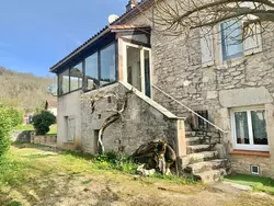 Bild zur gratis inserierten Ferienwohnung Pierre Ensoleillée, Haus aus dem 19. Jahrhundert im Obergeschoss.