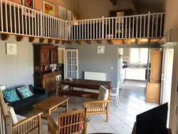 Bild zur gratis inserierten Ferienwohnung Aube-sur-la-Vallée, weitläufig mit Blick auf das Tal.