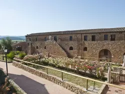 Bild zur gratis inserierten Ferienwohnung Zwei-Zimmer-Wohnungen im ersten Stock mit kleinem Außenbalkon.