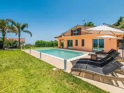 Bild zur gratis inserierten Ferienwohnung Berghütte "Villa Malú" mit Blick auf das Wasser.