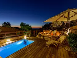 Bild zur gratis inserierten Ferienwohnung für zwei Personen mit Pool und Sonnenterrasse und wundabarem Seeblick.