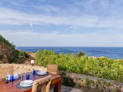 Bild zur gratis inserierten Ferienwohnung Türkisfarbene Villa mit Terrasse und Meerblick.