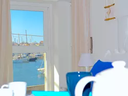 Bild zur gratis inserierten Ferienwohnung "Rivamare Loft" mit Waschmaschine und Geschirrspüler.