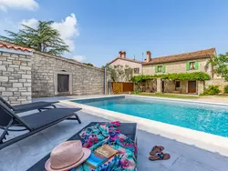 Bild zur gratis inserierten Ferienwohnung Courtyard Ivini.