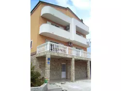 Bild zur gratis inserierten Ferienwohnung Appartement mit Blick auf das Wasser.