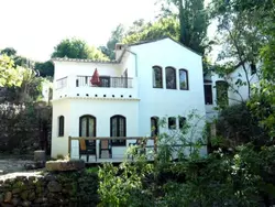 Bild zur gratis inserierten Ferienwohnung mit Terrasse in der Nähe eines Wasserfalls.