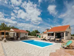 Bild zur gratis inserierten Ferienwohnung Villa Mystic Woods mit Pool.