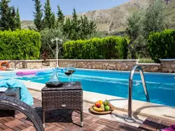 Bild zur gratis inserierten Ferienwohnung Ferienvilla mit privatem Pool für 7 Personen mit Garten.