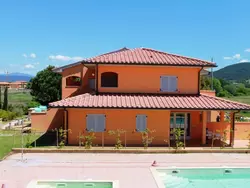 Bild zur gratis inserierten Ferienwohnung Unterkunft im Erdgeschoss, überdachte Terrasse, Schwimmbad.