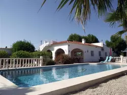 Bild zur gratis inserierten Ferienwohnung Villa im spanischen Stil mit großem Pool und eingezäuntem Grundstück, umgeben v.