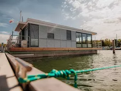 Bild zur gratis inserierten Ferienwohnung Sealoft auf der Ostsee Floatinghouse Trinity.