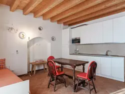 Bild zur gratis inserierten Ferienwohnung Zweizimmerwohnung mit Doppelbett und zwei Schlafsofas.